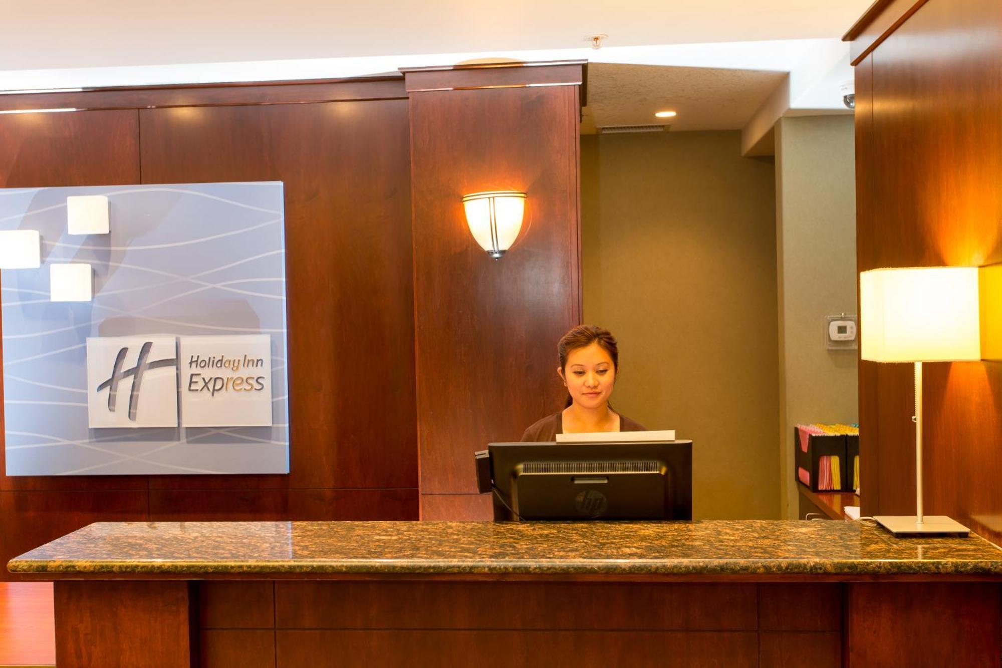 Holiday Inn Express & Suites Drayton Valley By Ihg Buitenkant foto